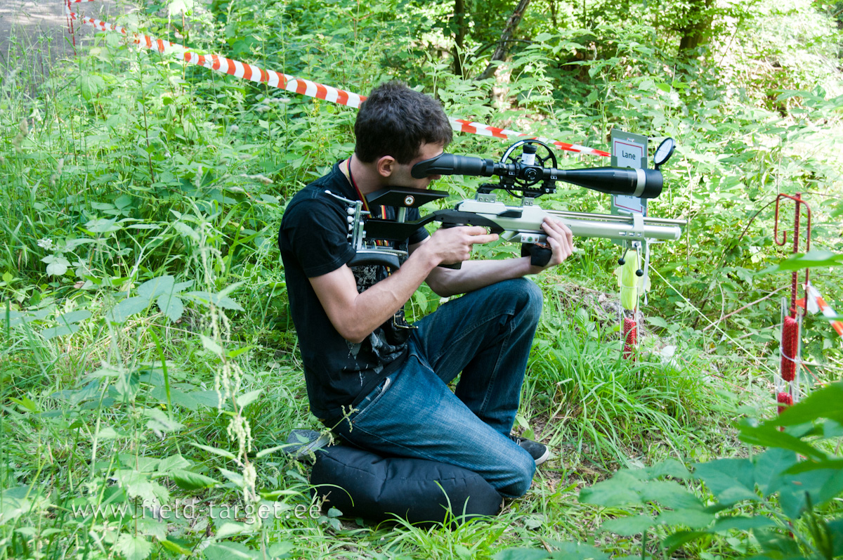 A legal seat may be used to support the rear foot and/or ankle, or to keep the knee clean provided that the foot has contact with the ground.